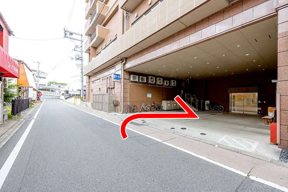 東横インの駐車場になります