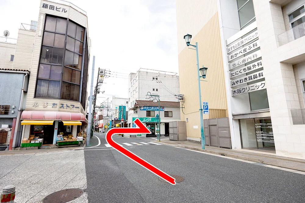 次の交差点を右折