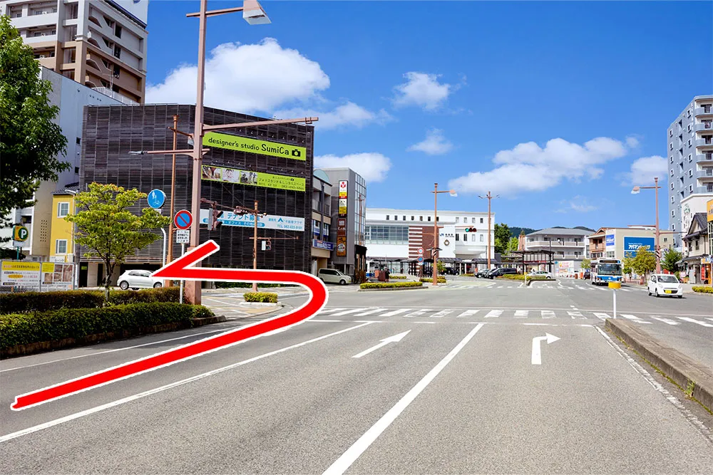 西条駅に向かう手前の交差点を左折(黄緑色のフォトスタジオの看板が目印です)